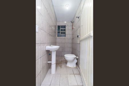 Casa para alugar com 70m², 2 quartos e 1 vaga Casa para alugar com 70m², 2 quartos e 1 vagaBanheiro social