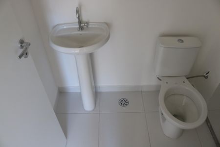 Banheiro de apartamento para alugar com 1 quarto, 26m² em Parque Industrial Tomas Edson, São Paulo