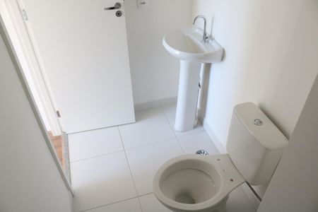 Banheiro de apartamento para alugar com 1 quarto, 26m² em Parque Industrial Tomas Edson, São Paulo