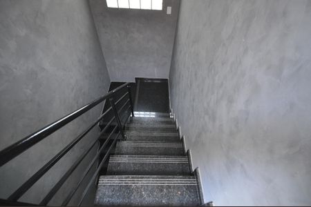 Escada de acesso de apartamento para alugar com 2 quartos, 45m² em Vila Albertina, São Paulo