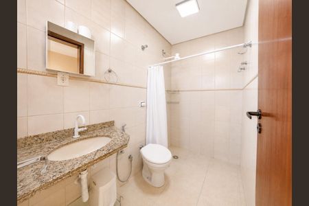 Banheiro de apartamento para alugar com 1 quarto, 45m² em Santa Genoveva, Goiânia