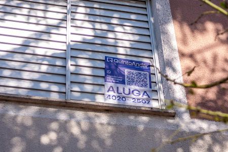 Apartamento para alugar com 47m², 2 quartos e 1 vaga Apartamento para alugar com 47m², 2 quartos e 1 vagaDetalhe fachada lateral-Janela com placa do Quinto Andar