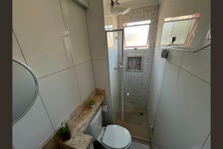 Banheiro de apartamento para alugar com 2 quartos, 50m² em Jardim Elizabete, Embu das Artes