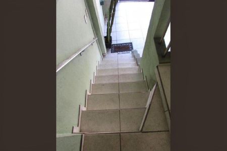 Casa à venda com 161m², 2 quartos e 2 vagas Casa à venda com 161m², 2 quartos e 2 vagasEscada