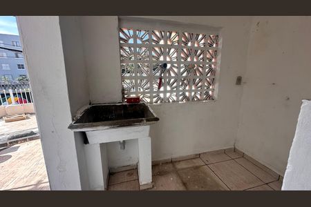 Área de serviço de casa para alugar com 2 quartos, 100m² em Jardim Neide, São Paulo