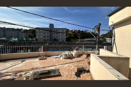 Área externa de casa para alugar com 2 quartos, 100m² em Jardim Neide, São Paulo