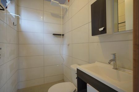 Banheiro de kitnet/studio para alugar com 1 quarto, 25m² em Serraria, São José