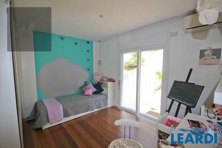 Casa de condomínio à venda com 600m², 3 quartos e 4 vagas