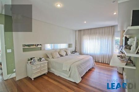 Casa de condomínio à venda com 600m², 3 quartos e 4 vagas