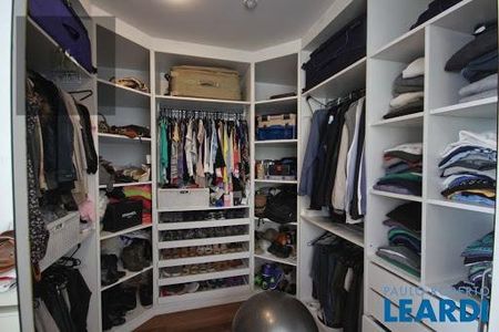 Casa de condomínio à venda com 600m², 3 quartos e 4 vagas