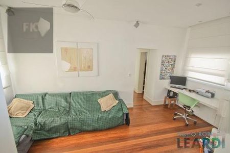 Casa de condomínio à venda com 600m², 3 quartos e 4 vagas