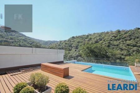 Casa de condomínio à venda com 600m², 3 quartos e 4 vagas