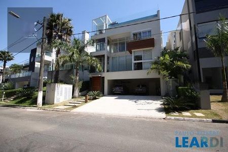 Casa de condomínio à venda com 600m², 3 quartos e 4 vagas