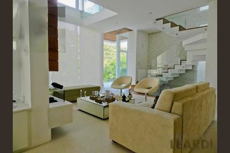 Casa de condomínio à venda com 600m², 3 quartos e 4 vagas