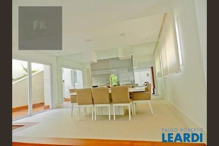 Casa de condomínio à venda com 600m², 3 quartos e 4 vagas
