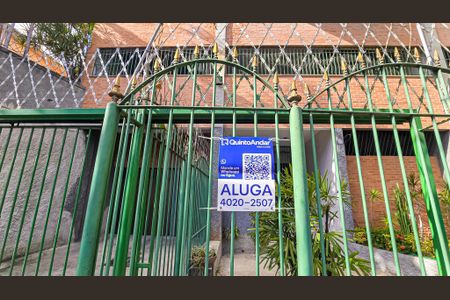 Fachada do Prédio com placa de apartamento para alugar com 2 quartos, 60m² em Todos Os Santos, Rio de Janeiro