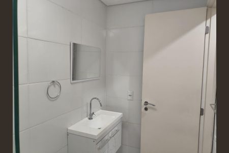 Banheiro Social de apartamento para alugar com 2 quartos, 58m² em Xaxim, Curitiba