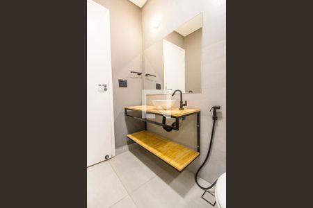 Banheiro de kitnet/studio para alugar com 1 quarto, 35m² em Ana Cristina II, Barueri