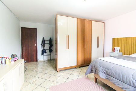Casa à venda com 300m², 3 quartos e 3 vagas Casa à venda com 300m², 3 quartos e 3 vagasSuíte