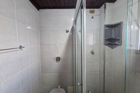 Banheiro de apartamento para alugar com 1 quarto, 35m² em Vila Tupi, Praia Grande