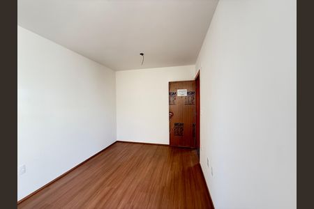 Sala de apartamento para alugar com 2 quartos, 45m² em Praia, Contagem
