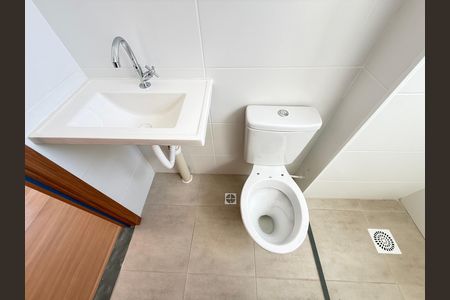 Banheiro Social de apartamento para alugar com 2 quartos, 45m² em Praia, Contagem