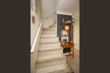 Escada da Sala de casa para alugar com 2 quartos, 75m² em Jardim Felicidade (zona Norte), São Paulo