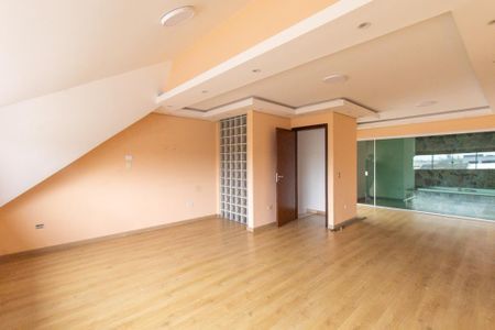 Casa para alugar com 161m², 3 quartos e 3 vagas Casa para alugar com 161m², 3 quartos e 3 vagasAtico
