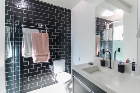 Banheiro de apartamento à venda com 2 quartos, 54m² em Parque Savoi City, São Paulo