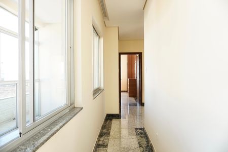 Casa para alugar com 240m², 5 quartos e 3 vagasCorredor 