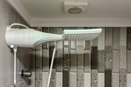 Banheiro de kitnet/studio para alugar com 1 quarto, 26m² em Vila Sonia, São Paulo