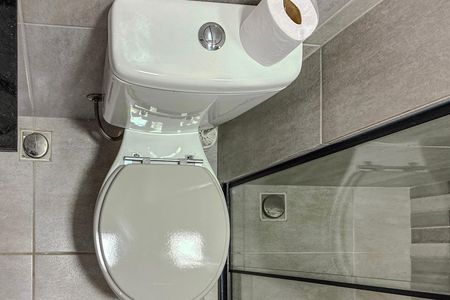 Banheiro de kitnet/studio para alugar com 1 quarto, 26m² em Vila Sonia, São Paulo