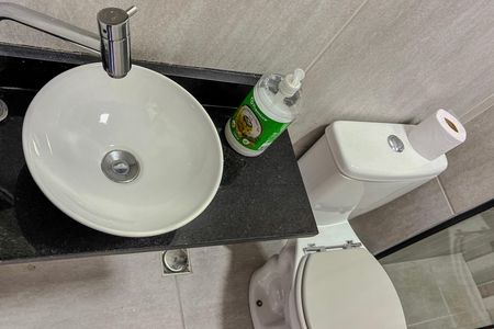 Banheiro de kitnet/studio para alugar com 1 quarto, 26m² em Vila Sonia, São Paulo