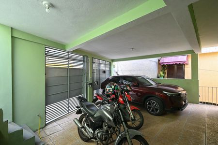 Garagem de casa à venda com 2 quartos, 360m² em Jardim Piracuama, São Paulo