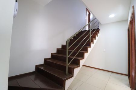 Casa para alugar com 270m², 5 quartos e 2 vagasEscadas