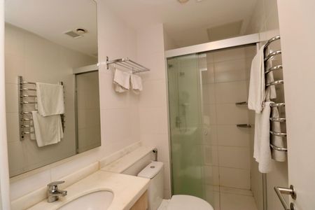 Banheiro de kitnet/studio para alugar com 1 quarto, 44m² em Caminho das Árvores, Salvador