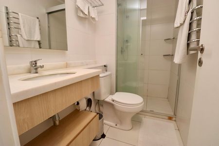 Banheiro de kitnet/studio para alugar com 1 quarto, 44m² em Caminho das Árvores, Salvador