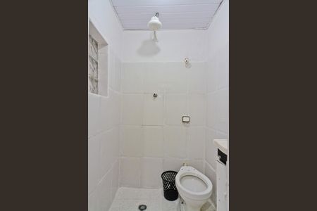 Banheiro de kitnet/studio para alugar com 1 quarto, 30m² em Vila Roque, São Paulo