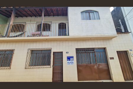 Placa instalada no dia 04-08-2026 com o codigo ZIUW-1 de casa para alugar com 3 quartos, 130m² em Califórnia, Belo Horizonte