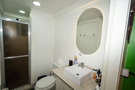 Banheiro de apartamento para alugar com 1 quarto, 45m² em Humaitá, Porto Alegre
