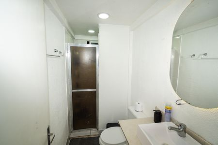 Banheiro de apartamento para alugar com 1 quarto, 45m² em Humaitá, Porto Alegre