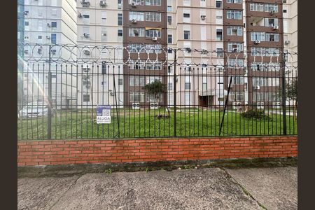 Plaquinha Instalada código NYWW-191 de apartamento para alugar com 1 quarto, 45m² em Humaitá, Porto Alegre