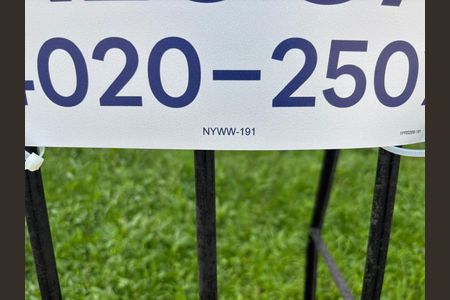 Plaquinha Instalada código NYWW-191 de apartamento para alugar com 1 quarto, 45m² em Humaitá, Porto Alegre