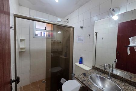 Banheiro de apartamento para alugar com 1 quarto, 57m² em Aviação, Praia Grande