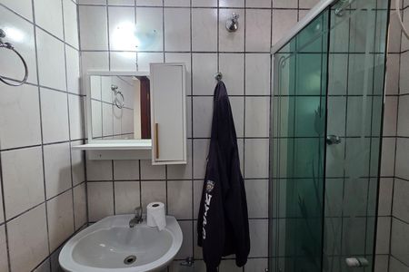 Banheiro de casa para alugar com 3 quartos, 82m² em Nova Mirim, Praia Grande