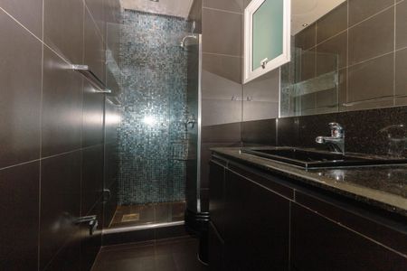 Banheiro de kitnet/studio para alugar com 1 quarto, 52m² em Três Figueiras, Porto Alegre