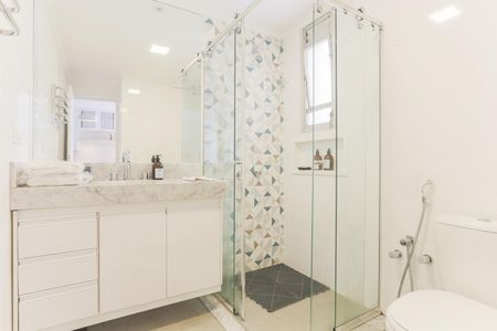 Banheiro de apartamento para alugar com 1 quarto, 65m² em Cerqueira César, São Paulo