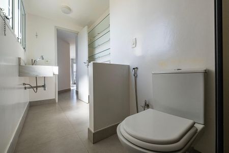 Banheiro social 2 de apartamento para alugar com 2 quartos, 110m² em Pinheiros, São Paulo