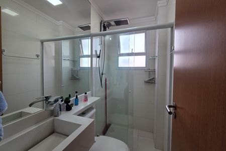 Banheiro de apartamento para alugar com 2 quartos, 64m² em Guilhermina, Praia Grande