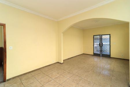 Sala de casa para alugar com 3 quartos, 150m² em Marechal Hermes, Rio de Janeiro